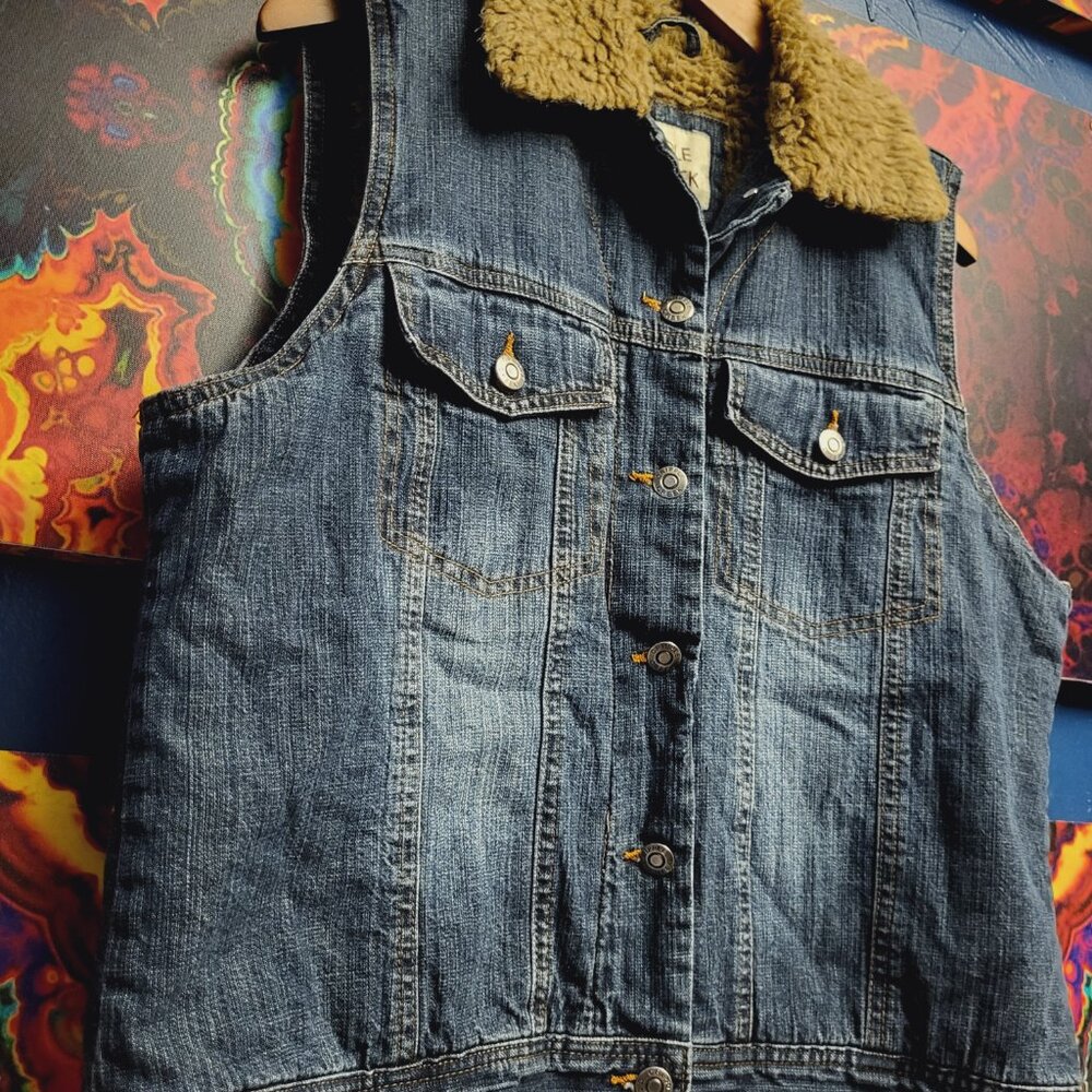 Cripple Creek ~ Sz L ~ Women’s Faux Fur Lined ~ Denim Vest ~ NWOT